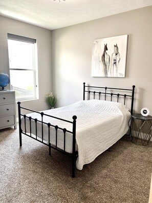 4 Schlafzimmer, Schreibtisch, Bügeleisen/Bügelbrett, Reisekinderbett