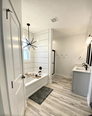 Duschwanne, Haartrockner, Bidet, Handtücher