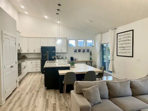 FAMILY FRIENDLY/POOL/BASKETBALL COURT/IN-GROUND TRAMPOLINE