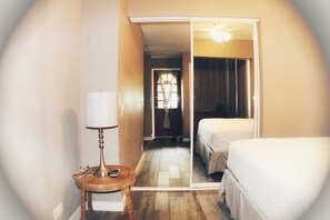 1 quarto, ferros/tábuas de passar roupa, berço de viagem