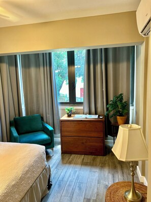 1 quarto, ferros/tábuas de passar roupa, berço de viagem