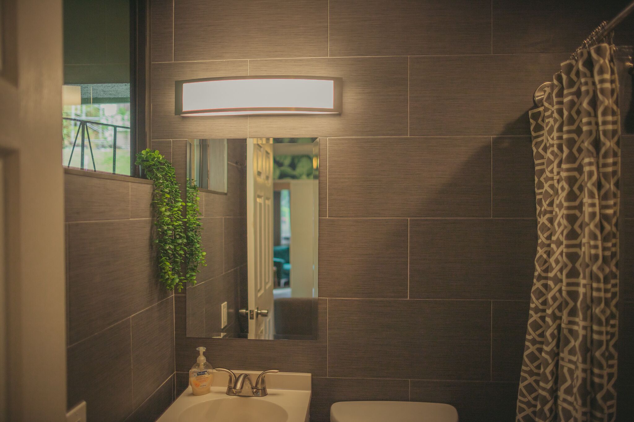 Baignoire, sèche-cheveux, serviettes fournies, savon