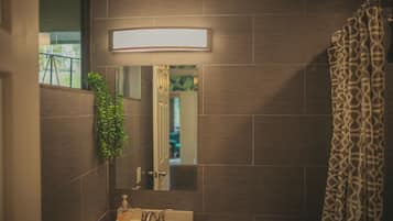 Baignoire, sĂšche-cheveux, serviettes fournies, savon