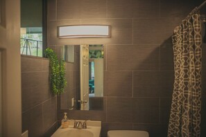 Baignoire, sèche-cheveux, serviettes fournies, savon