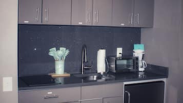 Réfrigérateur, micro-ondes, plaque de cuisson, cafetiÚre/bouilloire
