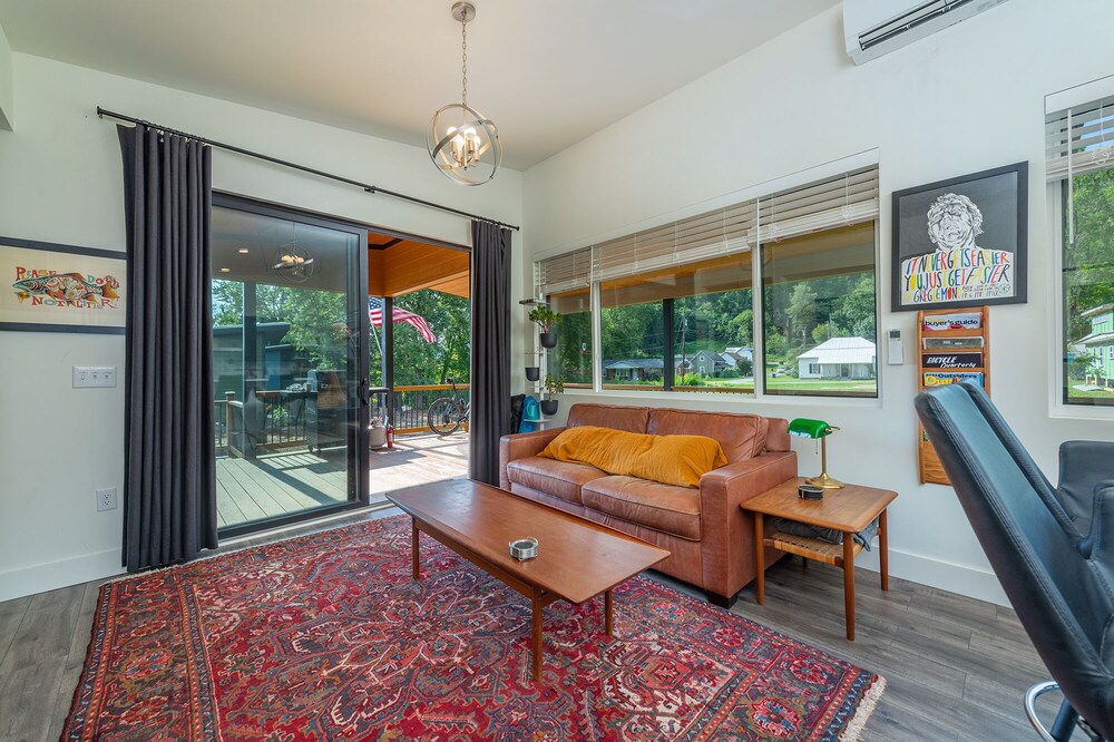 Old Fort Adventures | New Build, Pet-Friendly & Walking Distance to Old Fort!