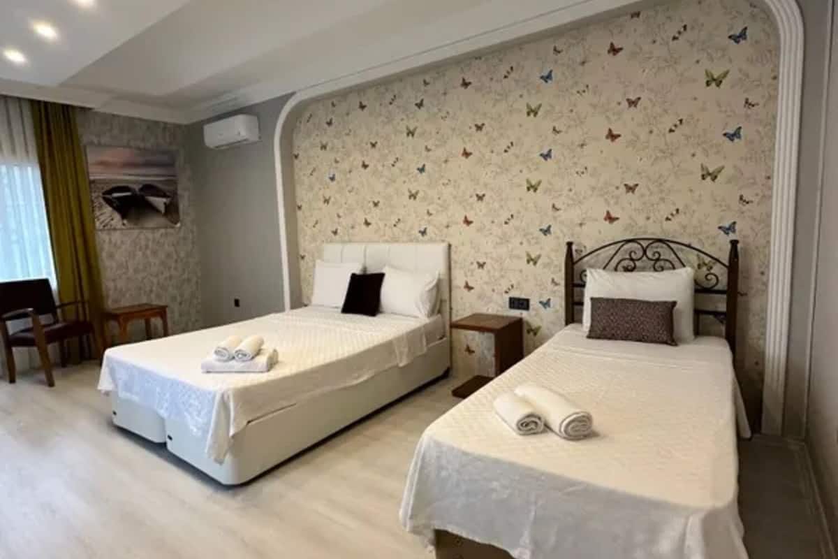 Egyptian cotton sheets, premium bedding, minibar, individually decorated