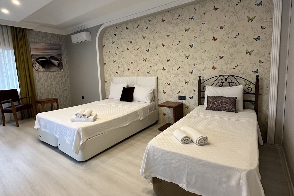 Familiekamer | Lakens van Egyptisch katoen, luxe beddengoed, een minibar