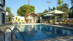 Una piscina al aire libre de temporada