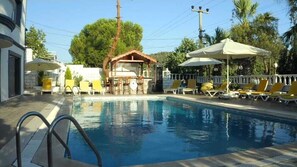Una piscina al aire libre de temporada