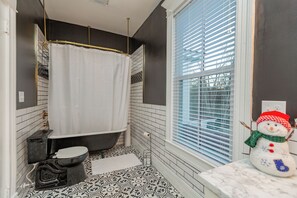 Combined shower/bathtub, hair dryer, towels, soap - Historical home - walking distance to shops and eateries (Blackstone)