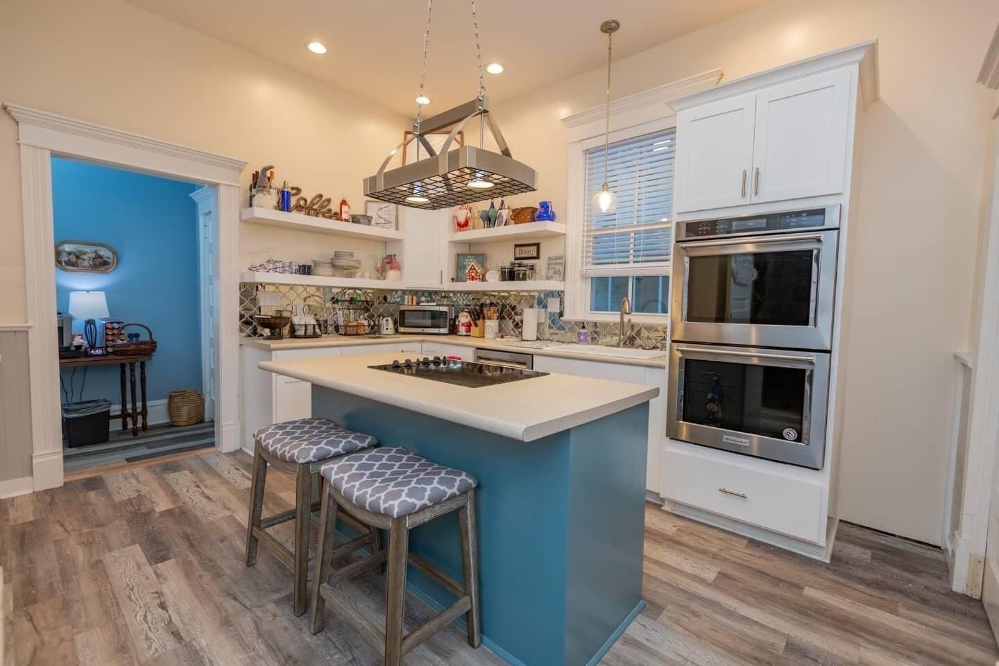 Historical home - walking distance to shops and eateries