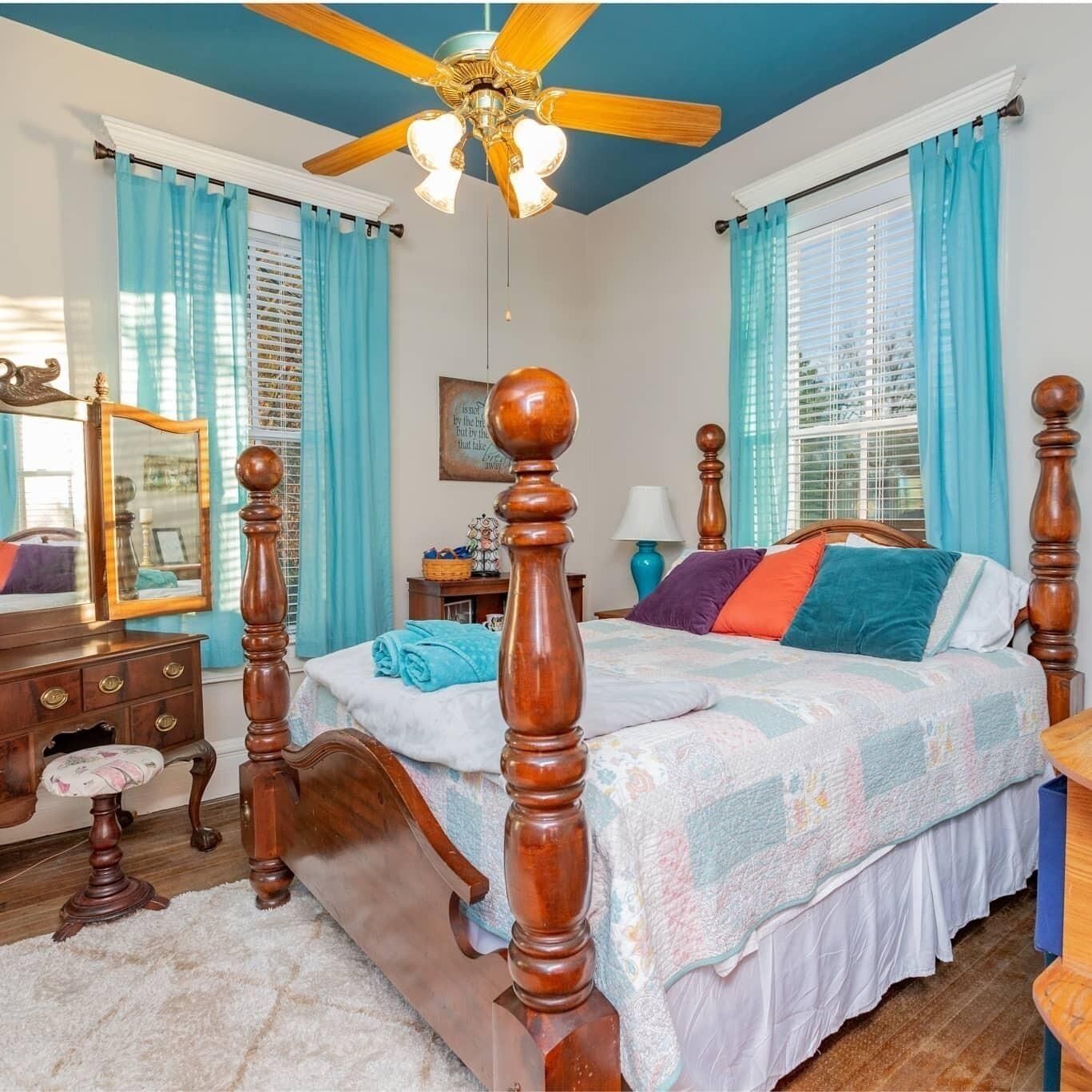 Historical home - walking distance to shops and eateries