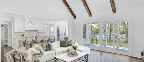 Smart TV, chimenea, estéreo