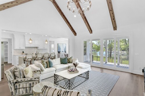 Custom built lake house on Lake Murray with New pool and hot tub!!