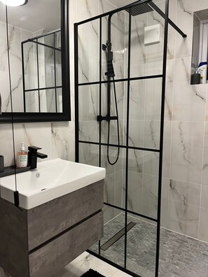 Shower - Smith farm apartment (Northolt)