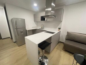 Kjøleskap, mikrobølgeovn, ovn og kaffetrakter/tekoker