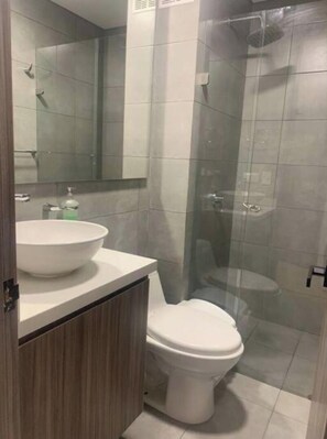 Dusche, Handtücher, Seife, Toilettenpapier