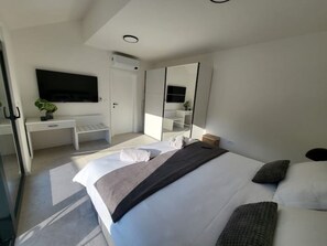 2 Schlafzimmer, Bügeleisen/Bügelbrett