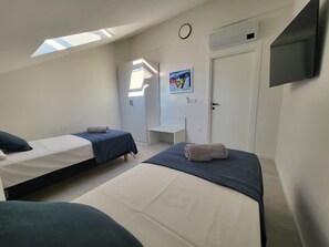2 Schlafzimmer, Bügeleisen/Bügelbrett