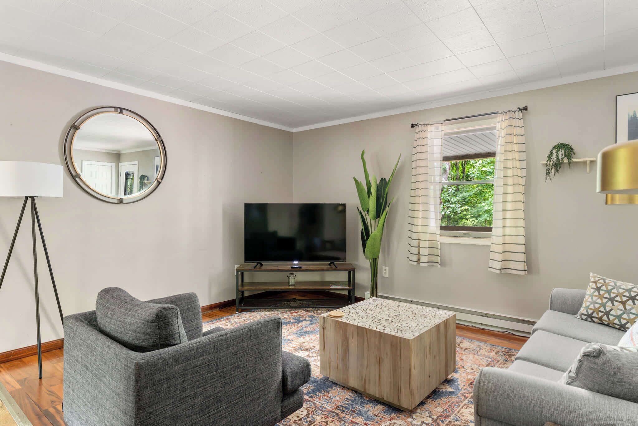 电视、书、办公室