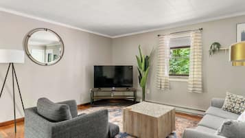 Télévision, livres, espaces bureaux