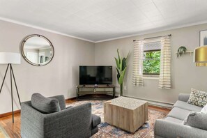 Fernseher, Bücher, Arbeitsbereiche