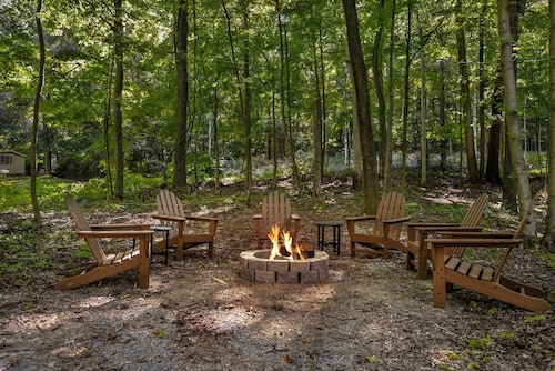 Modern decor, Hot Tub, Fire Pit, Grill, & Games