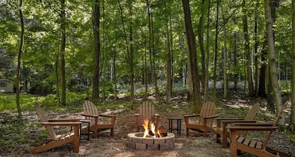 Modern decor, Hot Tub, Fire Pit, Grill, & Games