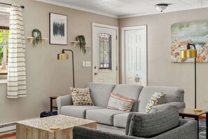 Télévision, livres, espaces bureaux