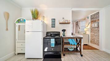 Køleskab, mikrobølgeovn, ovn, kogeplade