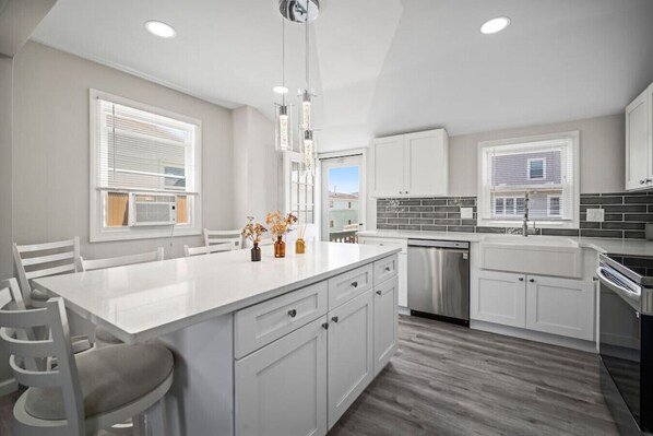 Køleskab, mikrobølgeovn, ovn, kogeplade