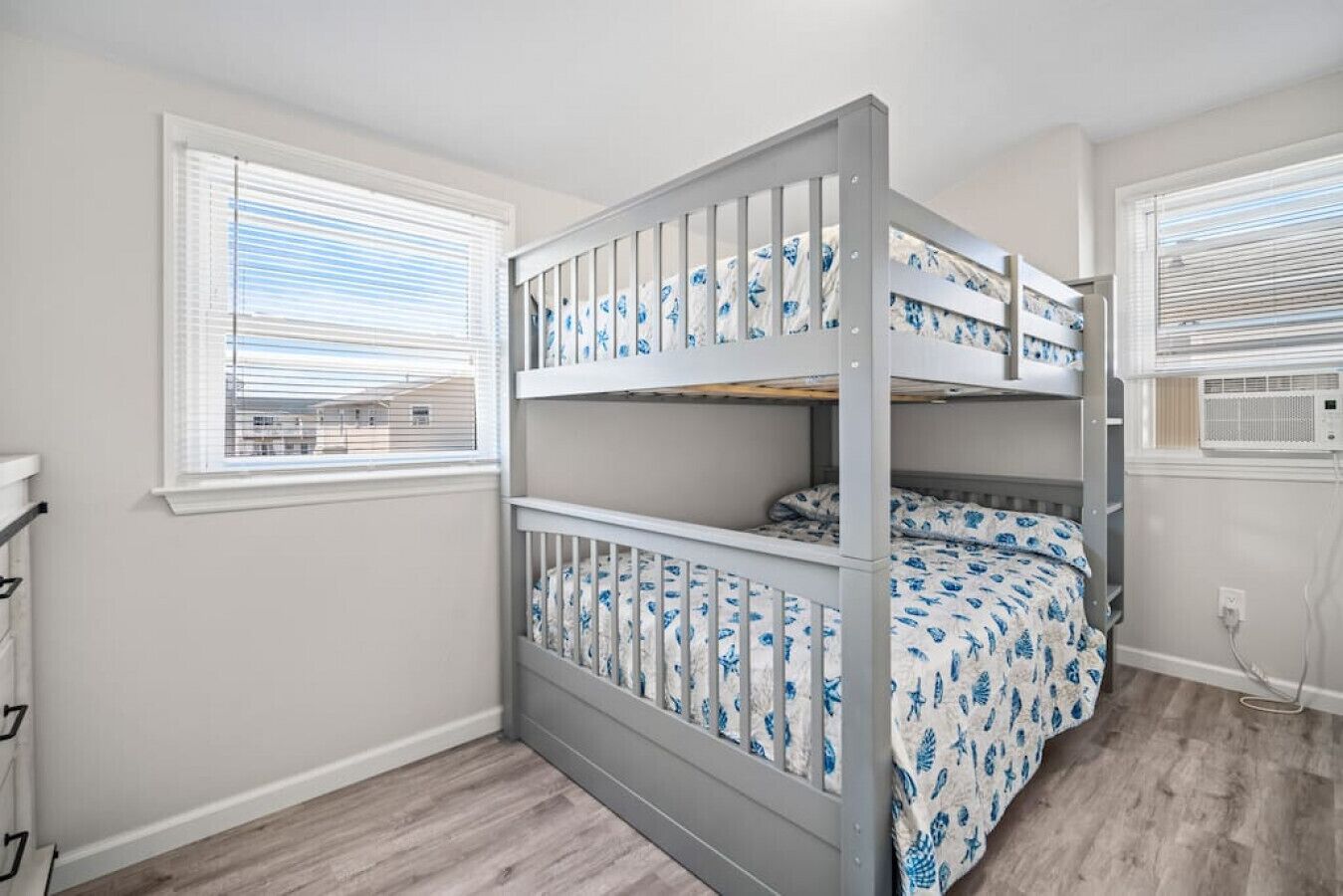 2 chambres, bureau, fer et planche à repasser, accès au Wi-Fi (inclus)