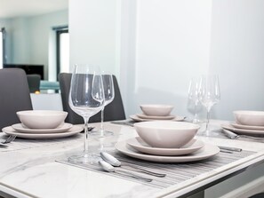 Dining - 2 bedroom accommodation in Newquay (Newquay)