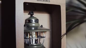 Un farolillo Edison Mini Barebones en una caja de cartón.