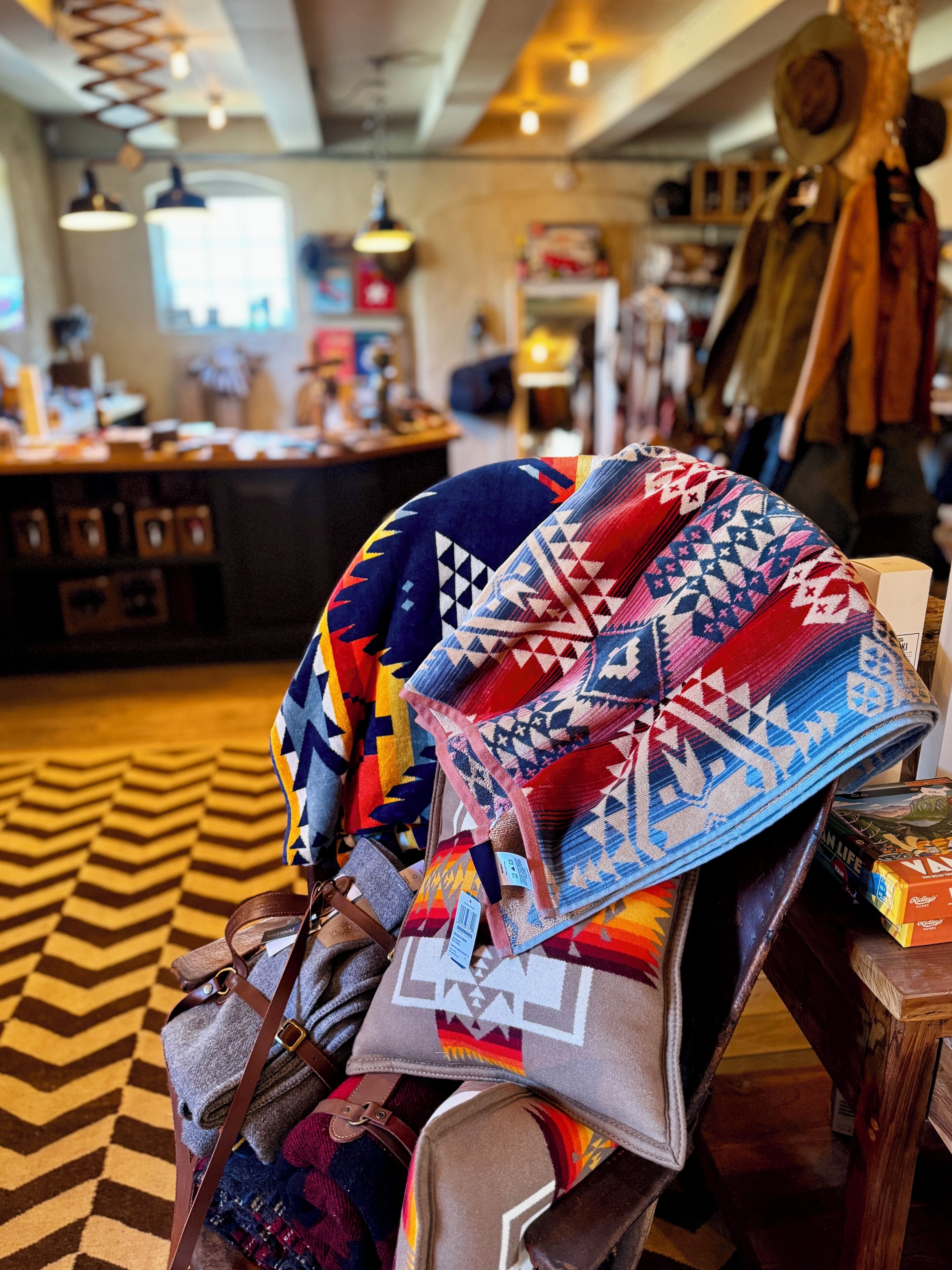 Ein Ladeninneres mit dekorativen Decken und Taschen.