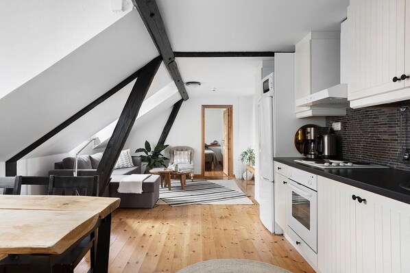 Full-sized fridge, microwave, oven, stovetop