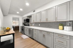 ثلاجة، ميكروويف، فرن، موقد طهي مسطح