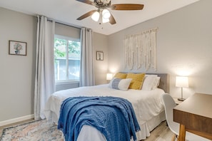 2 bedrooms, desk, iron/ironing board, WiFi - Quiet & Cozy Home - Ideal for Long Term Stays (Fort Worth)