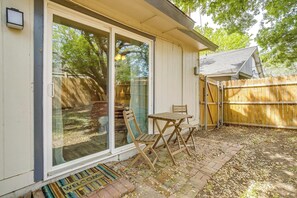 Outdoor dining - Quiet & Cozy Home - Ideal for Long Term Stays (Fort Worth)