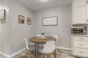 Dining - Quiet & Cozy Home - Ideal for Long Term Stays (Fort Worth)