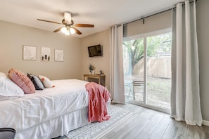 2 bedrooms, desk, iron/ironing board, WiFi - Quiet & Cozy Home - Ideal for Long Term Stays (Fort Worth)