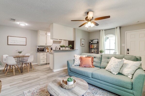 Smart TV, books - Quiet & Cozy Home - Ideal for Long Term Stays (Fort Worth)