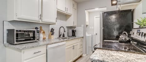 Full-sized fridge, microwave, oven, stovetop