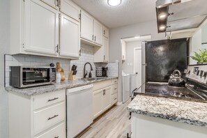 Full-size fridge, microwave, oven, stovetop - Quiet & Cozy Home - Ideal for Long Term Stays (Fort Worth)