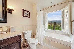 King Carriage House Junior Suite | Bathroom | Bathrobes, towels - Chateau De Vie (Calistoga)