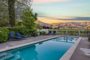 Una piscina al aire libre de temporada
