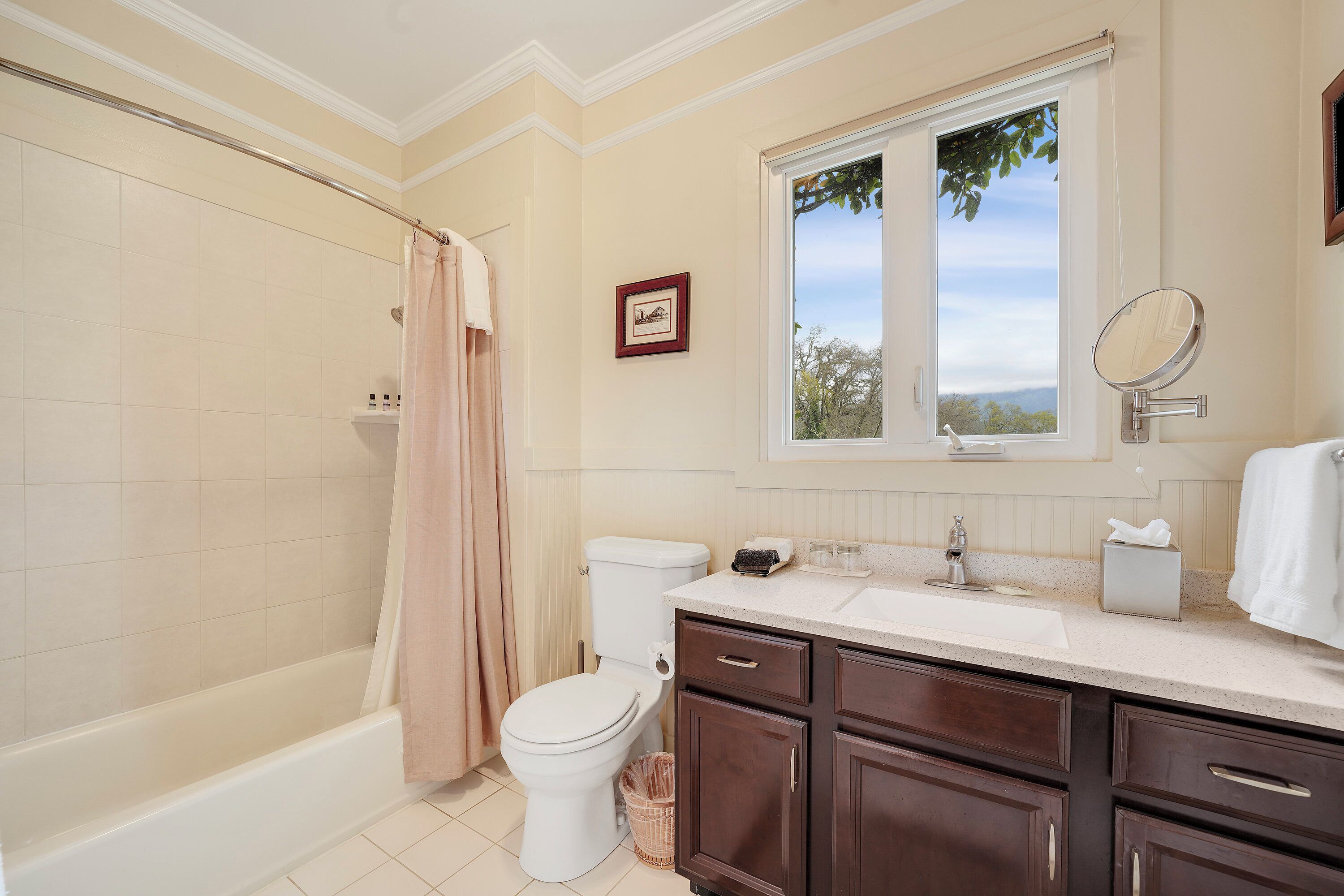 Un baño con bañera, inodoro y lavamanos.
