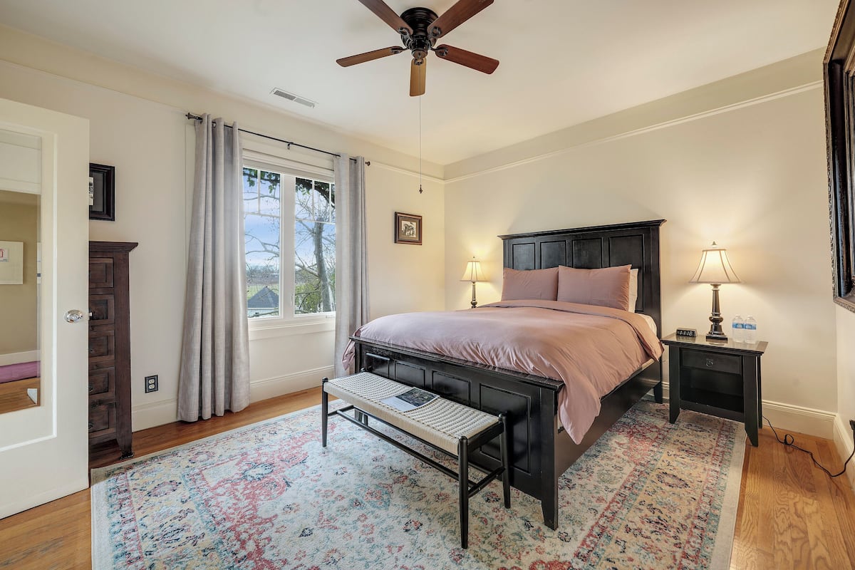 Queen Guestroom 1 | 1 bedroom, free WiFi, bed sheets
