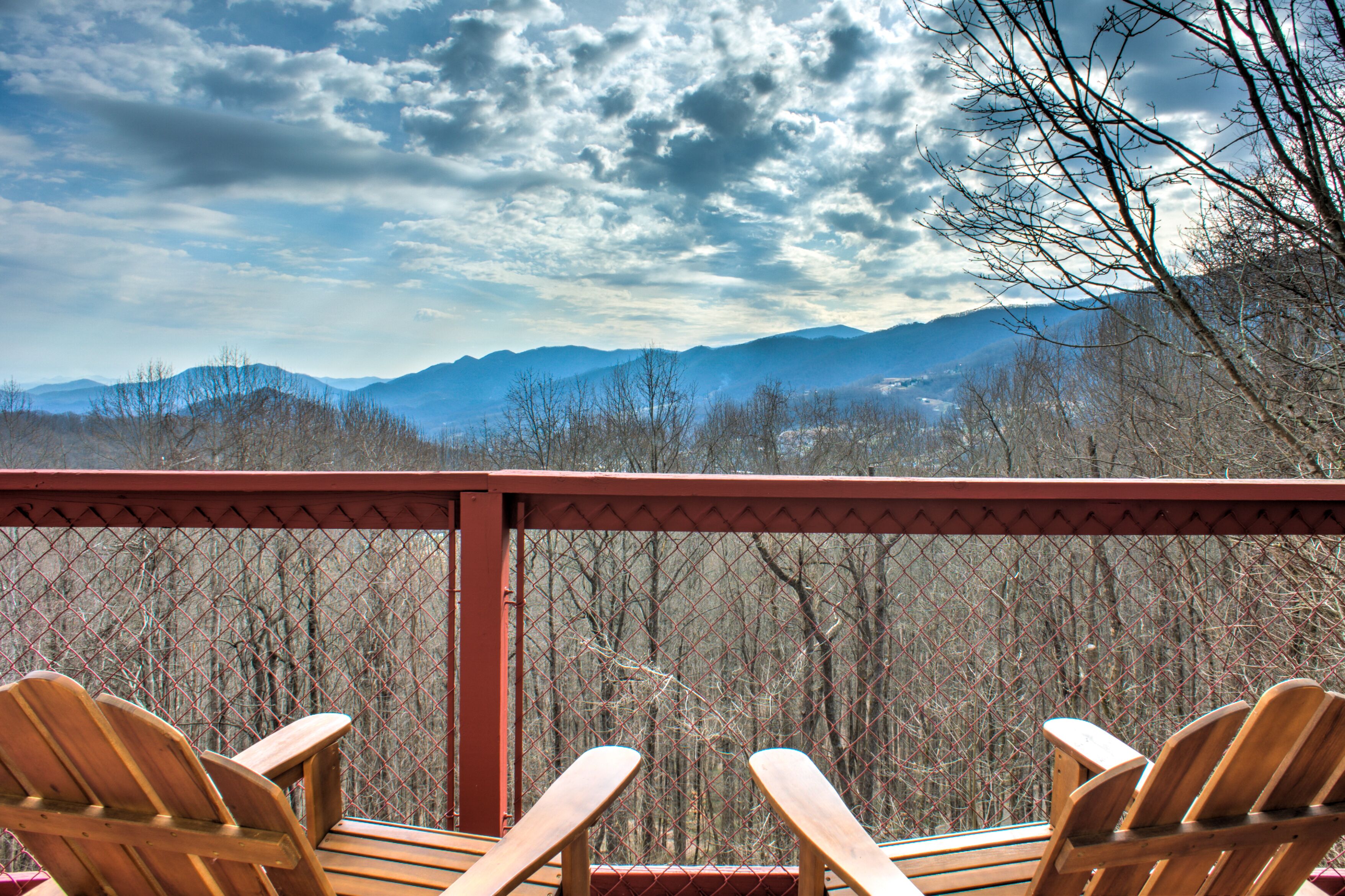 Discover 'Mountain Vista'. Spacious Cabin w/Mountain Views & Grill🔥at 3531ft